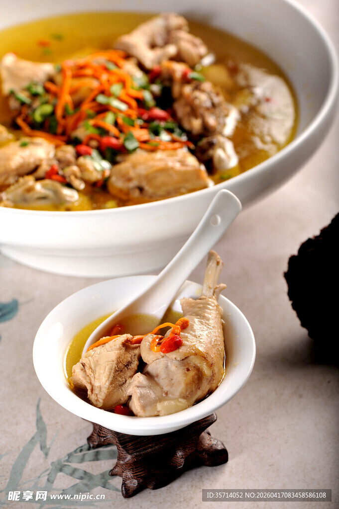 香浓鸡汤配美味鸡肉