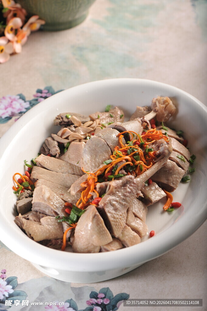 美味鹅菜肴摆盘中