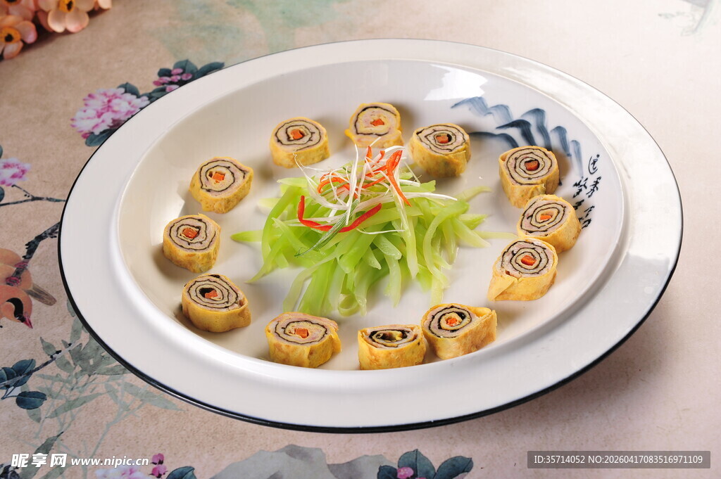 精美摆盘的蛋卷