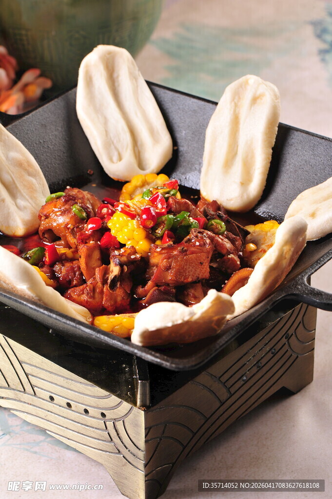 美味地锅鸡搭配白面馍