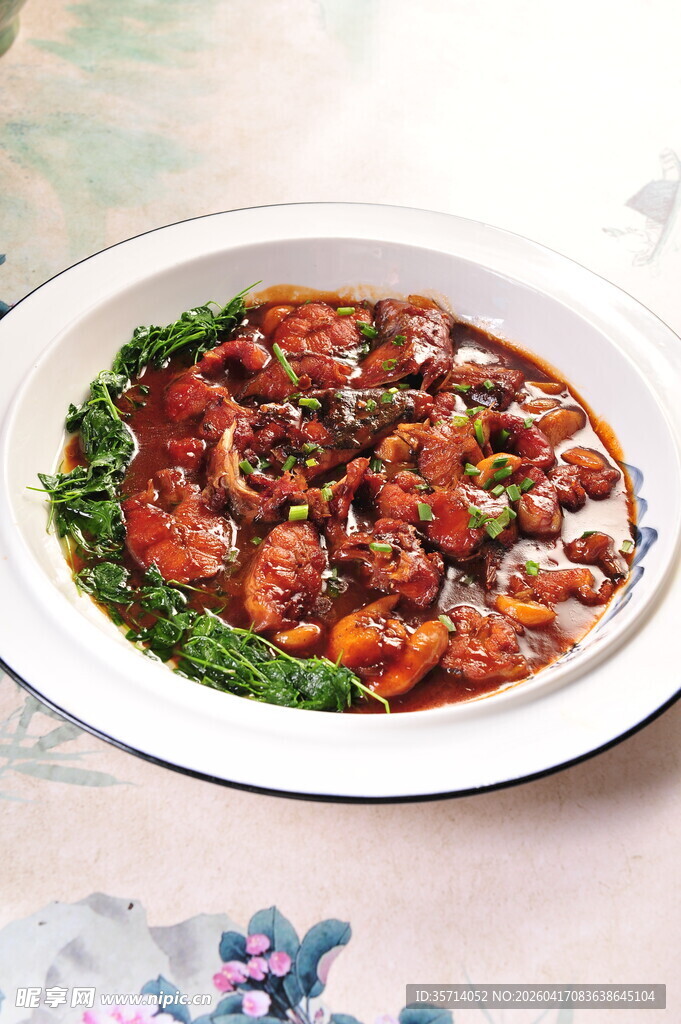 美味红烧鱼块摆盘中