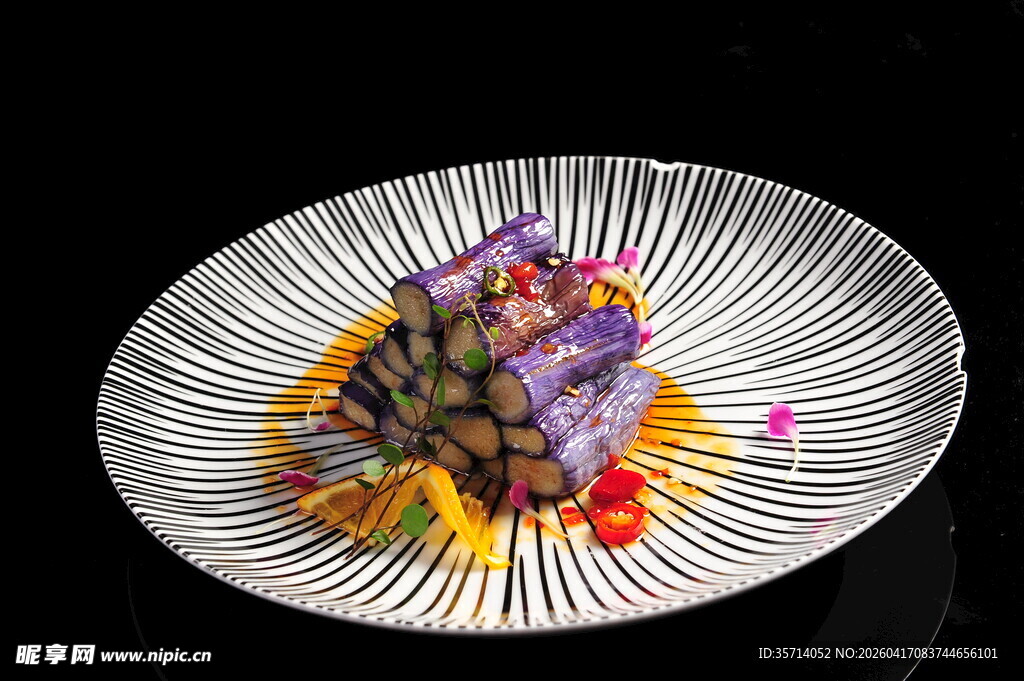 精致摆盘的多彩茄子