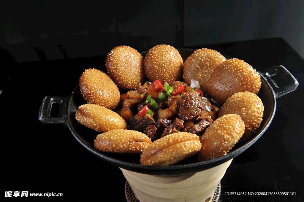 特色铁锅炖  食材丰富诱人