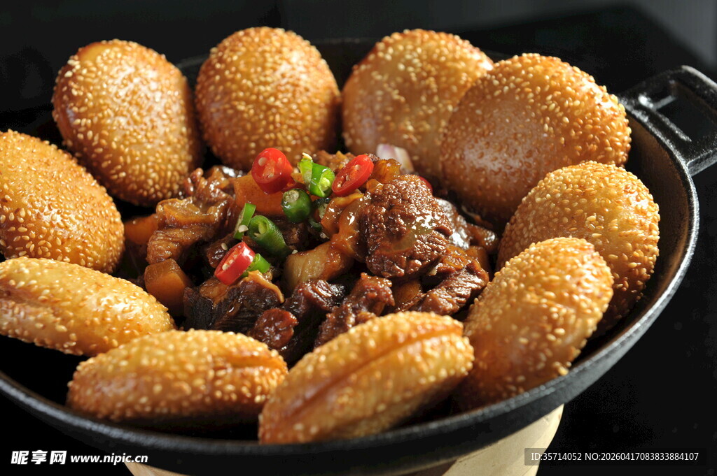 美味铁锅炖搭配金黄贴饼子