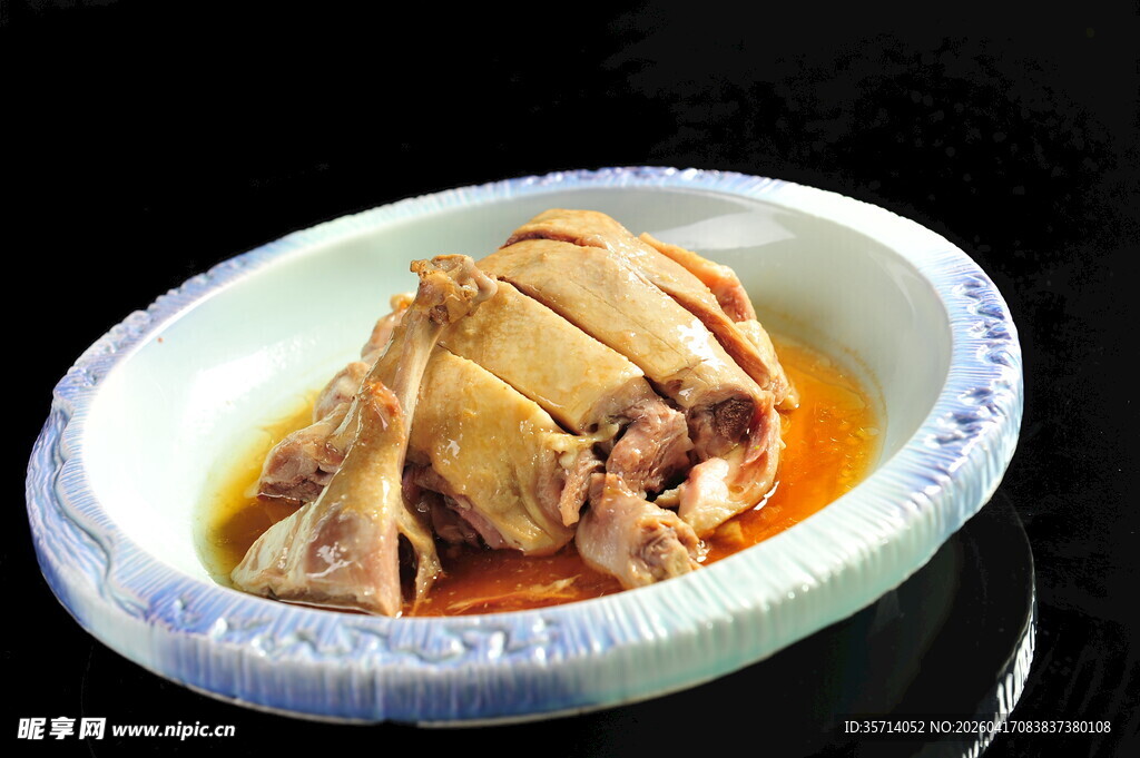 美味卤制鸡肉盛于瓷碗