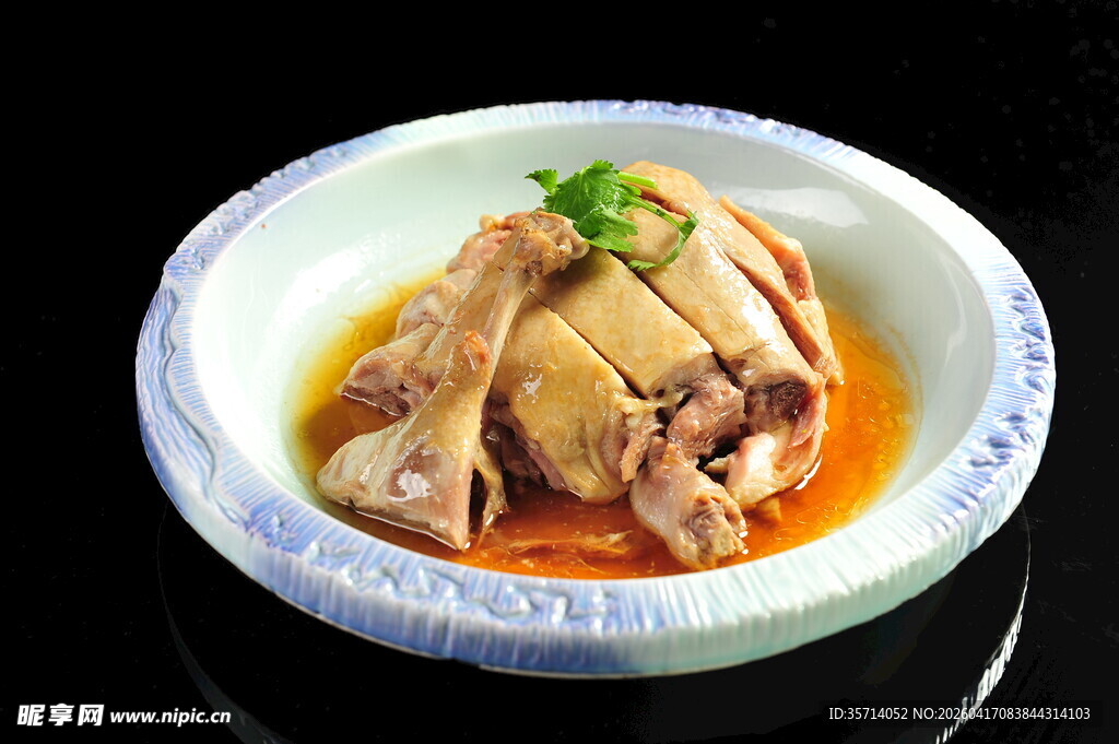 美味白切鸡盛于瓷碗中