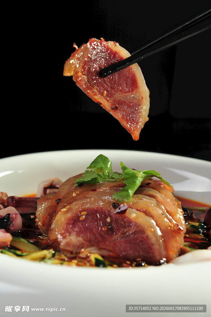 美味牛肉被筷子夹起