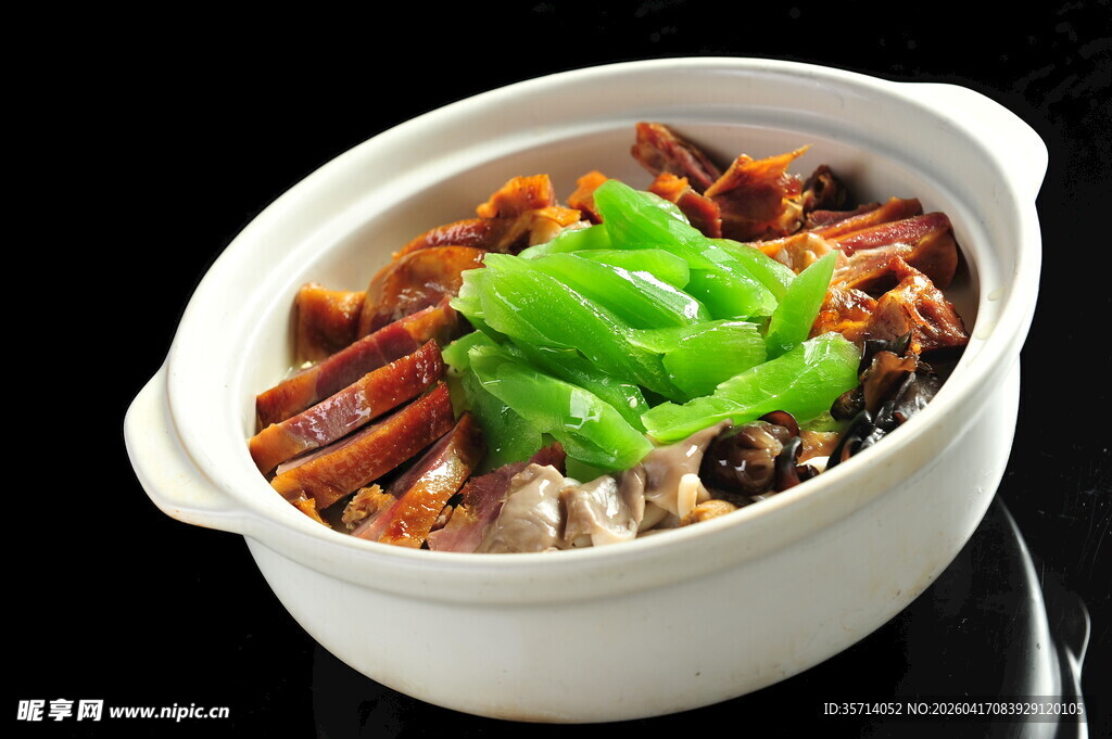 砂锅美味咸鸡 鲜香诱人