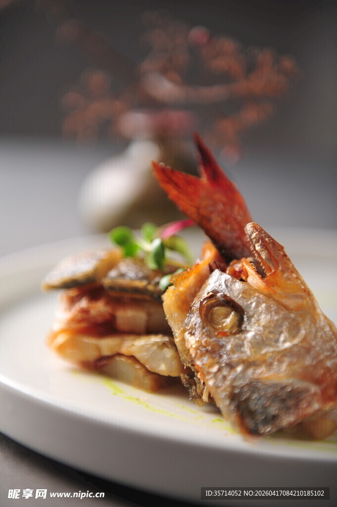 清蒸鲜鱼摆盘中