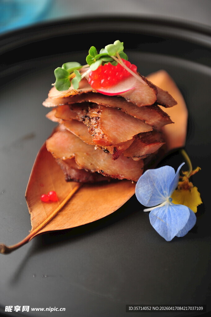 精致摆盘的美味卤味拼盘