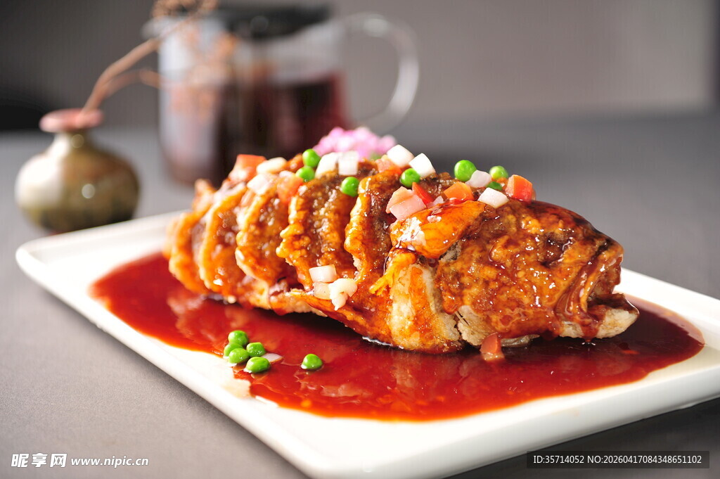 红烧茄盒摆于盘中鱼