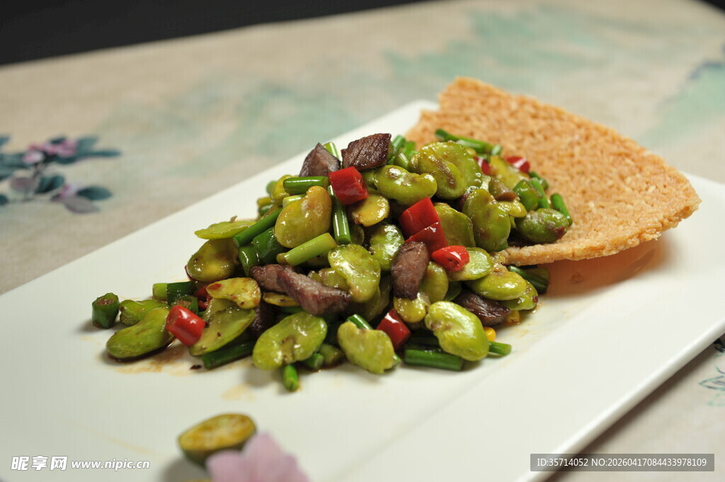 香脆蚕豆配薄饼美味佳肴