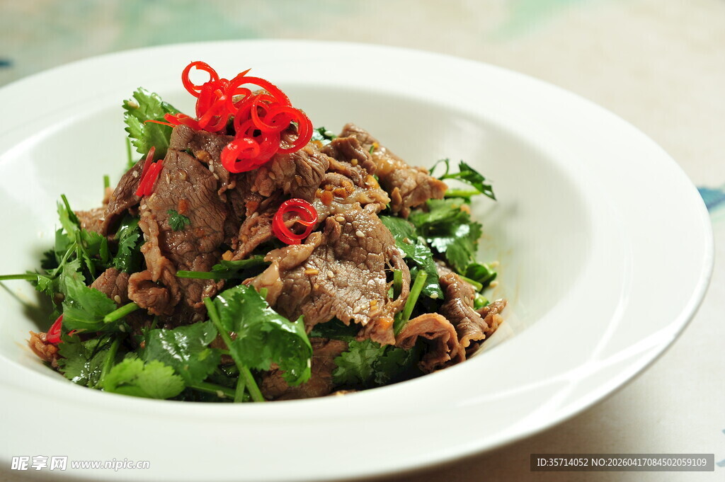 凉拌牛肉配蔬菜