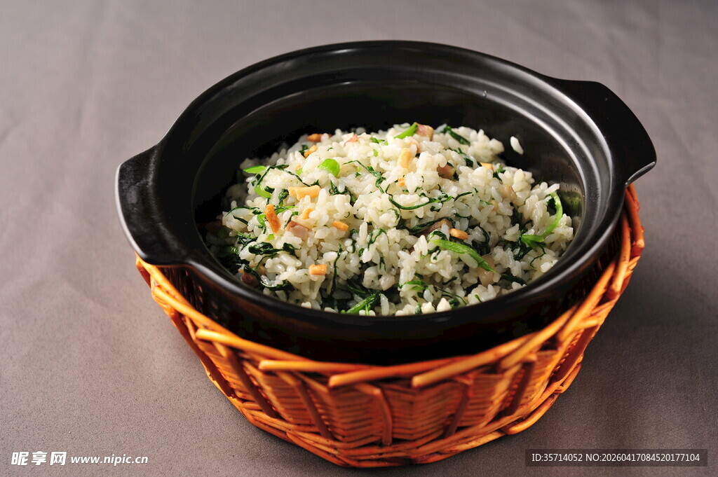 竹篮中的美味蔬菜炒饭