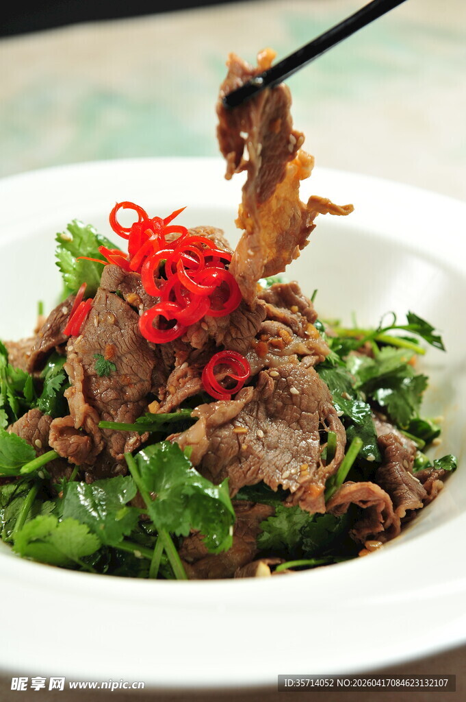 筷子夹起的美味凉拌牛肉