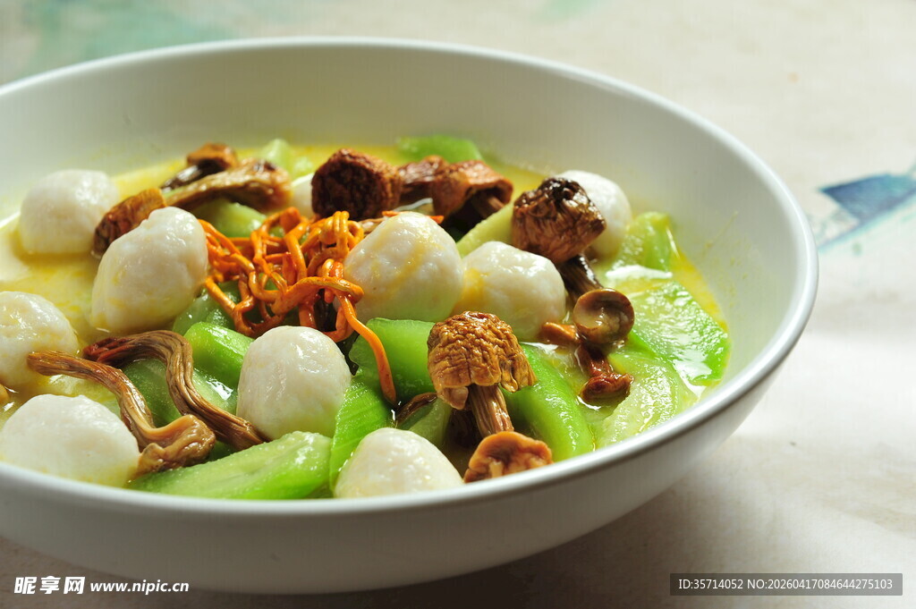 丝瓜鱼丸菌菇汤