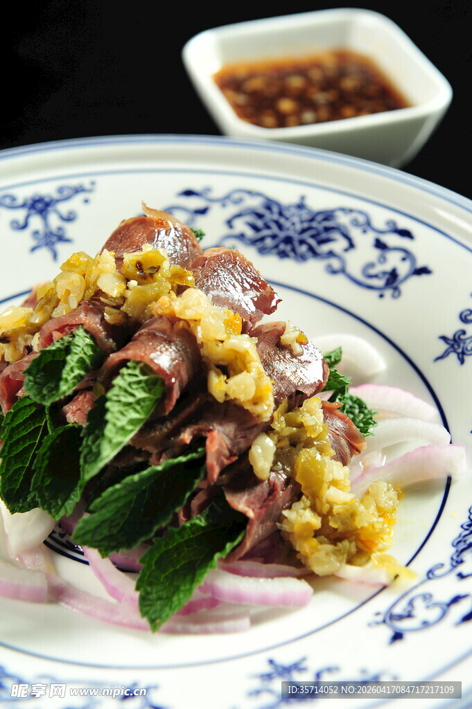 美味凉拌菜色彩丰富诱人