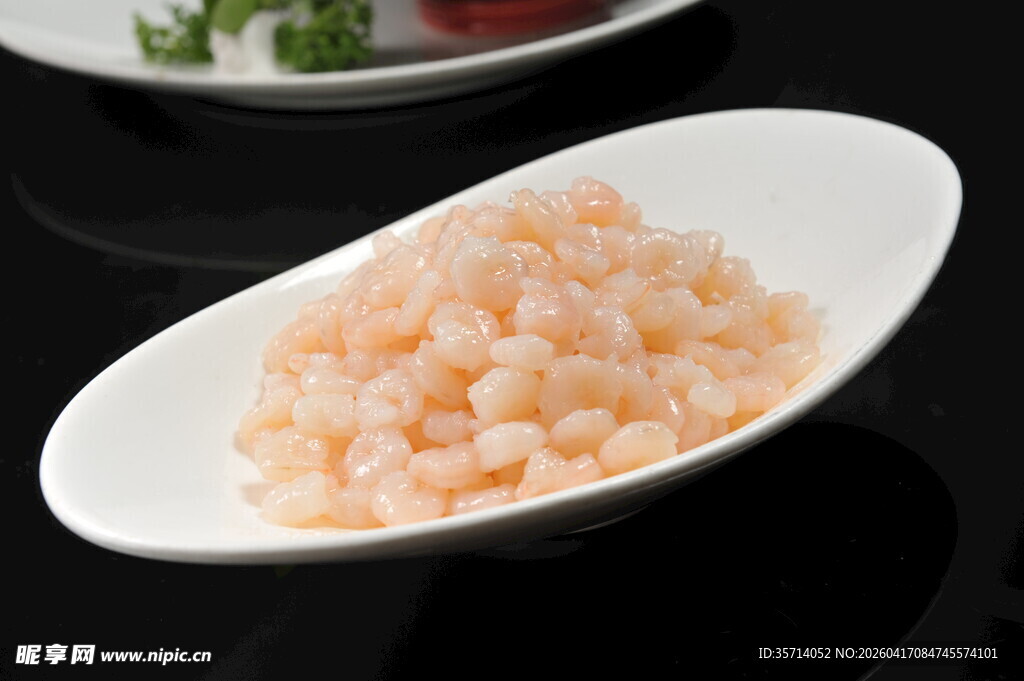 白盘内的鲜嫩虾仁