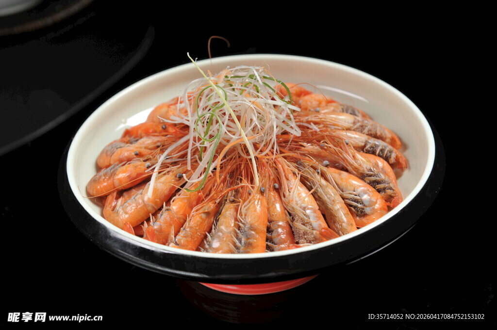 锅中美味鲜虾鲜嫩诱人