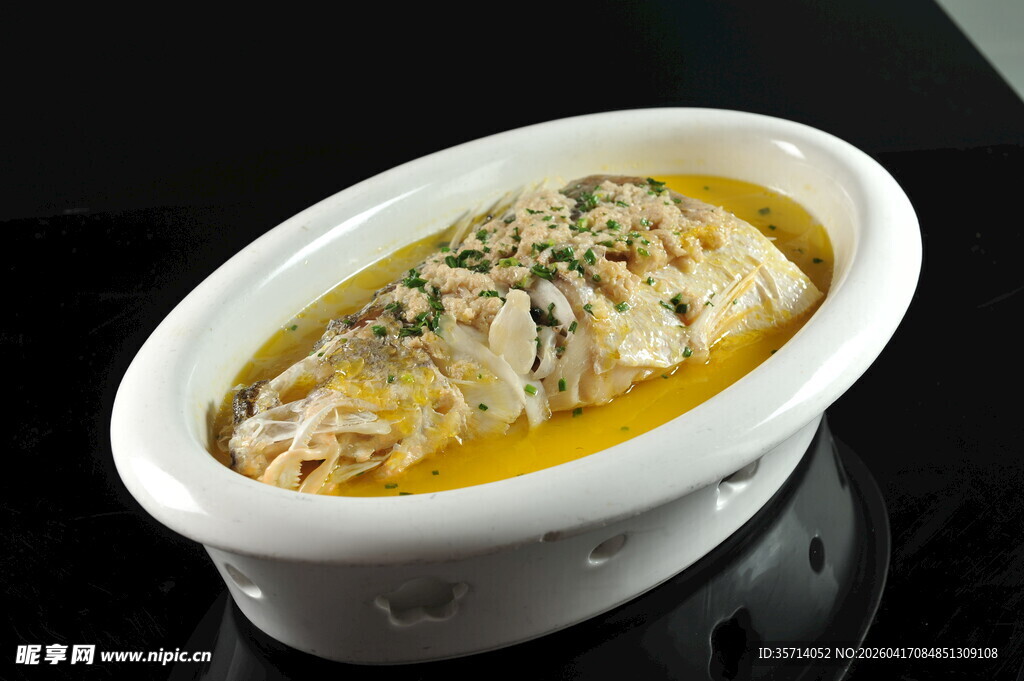 黄汤炖煮的鲜嫩鱼头