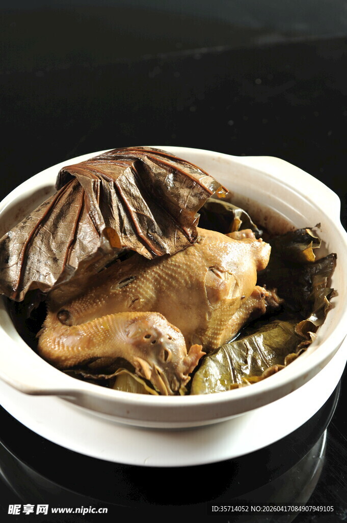 荷叶包裹的美味炖鸡