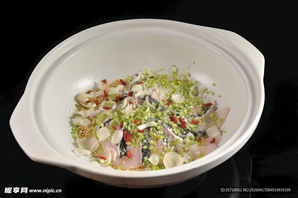 白碗中的多彩鱼片