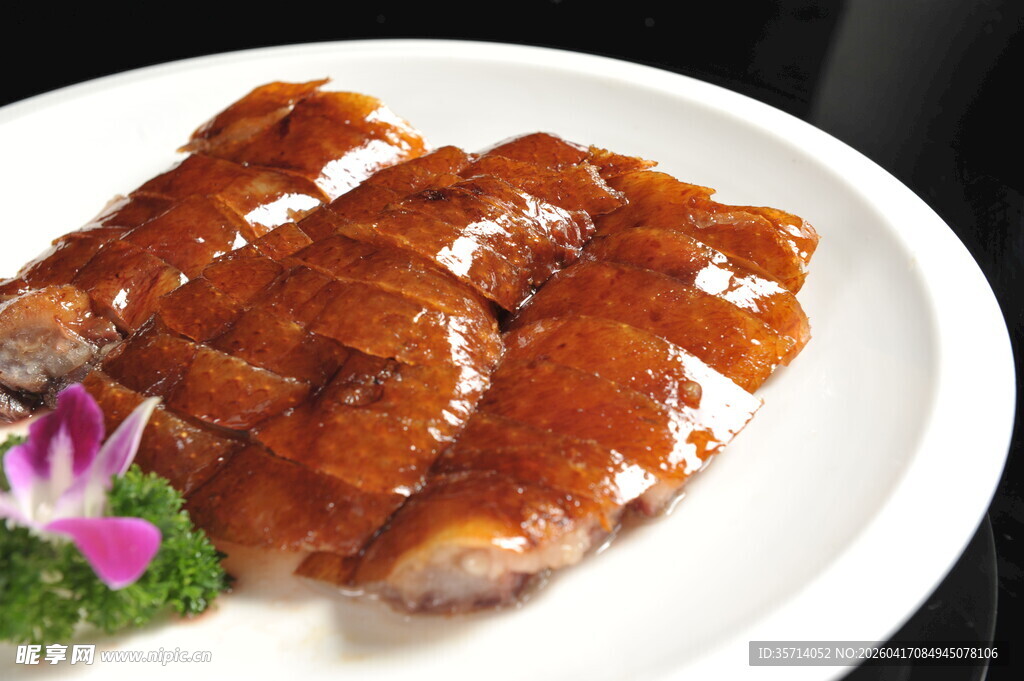 美味酱鸭摆于白盘