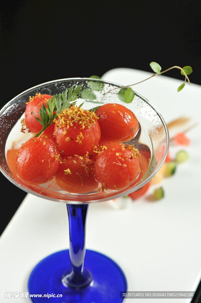 高脚杯中的美味番茄