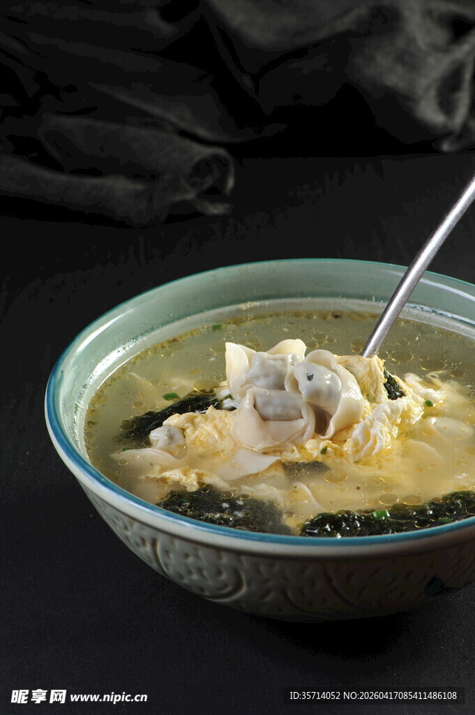 美味鸡汤馄饨碗中盛