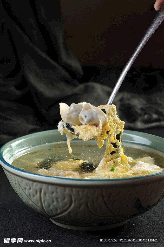 美味汤馄饨被勺子舀起