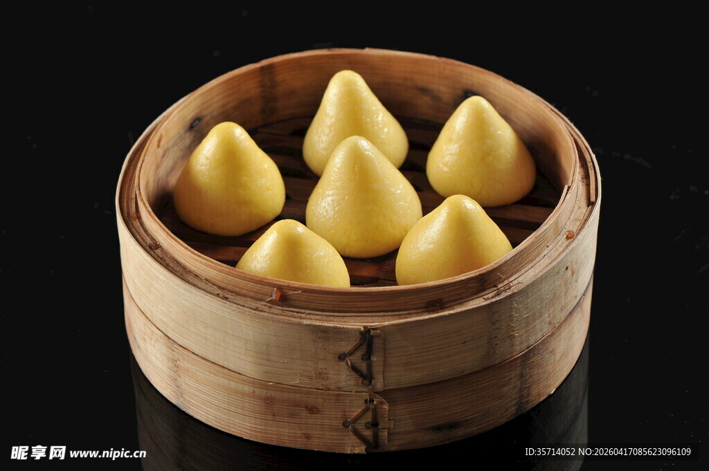 竹制蒸笼里的黄色小窝头