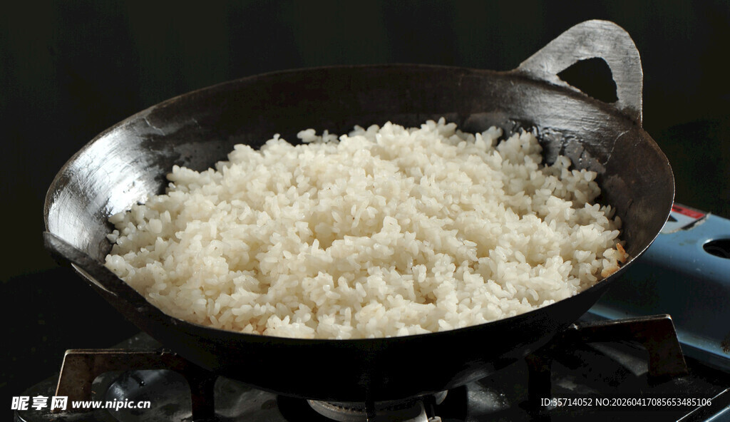 锅中翻炒的白米饭