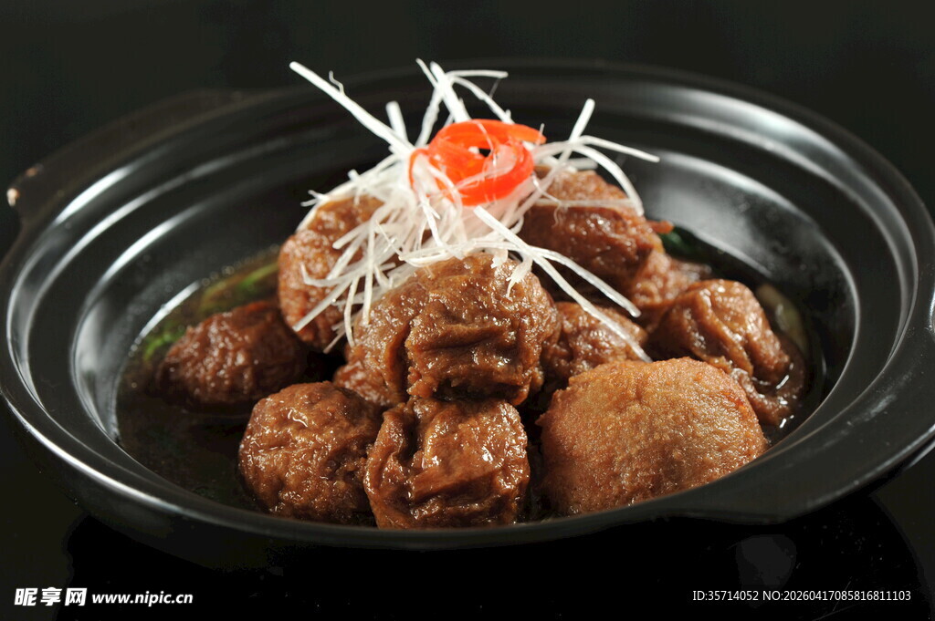 砂锅肉丸美食特写