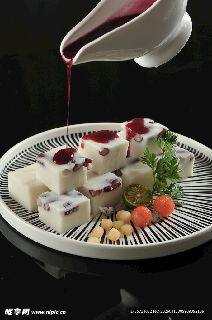 精致甜品浇淋美味酱汁