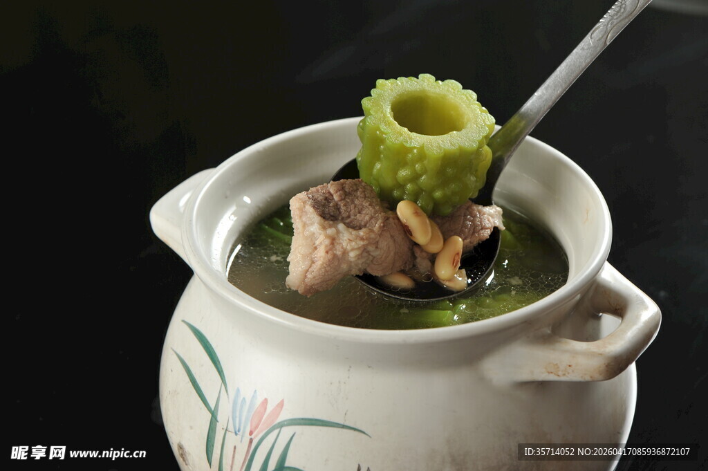 陶瓷瓦罐炖美味排骨青菜