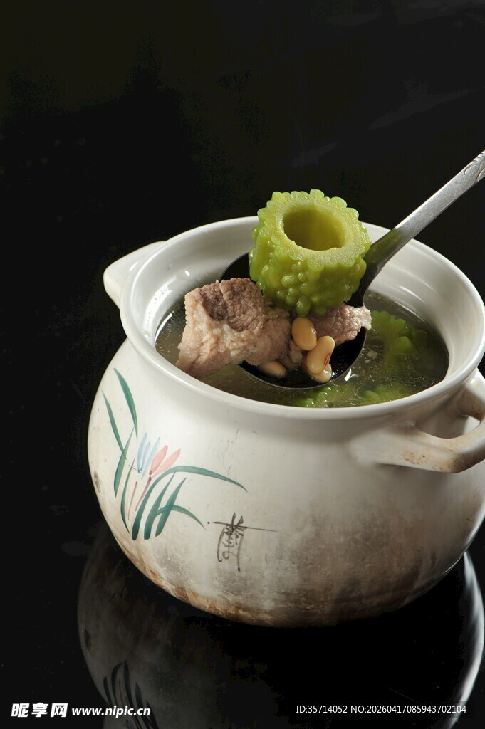 陶瓷碗中的美味养生汤品