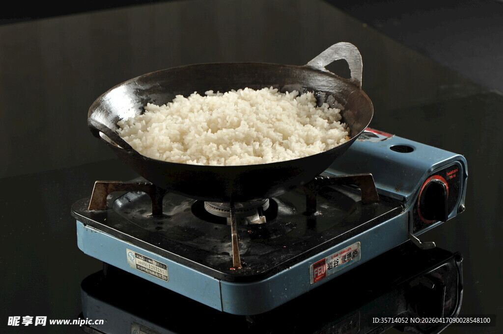 燃气灶上煮米饭场景