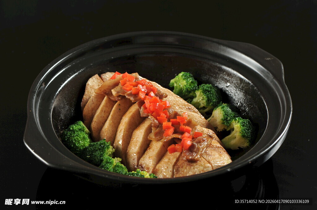 香嫩鸡肉配西兰花佳肴