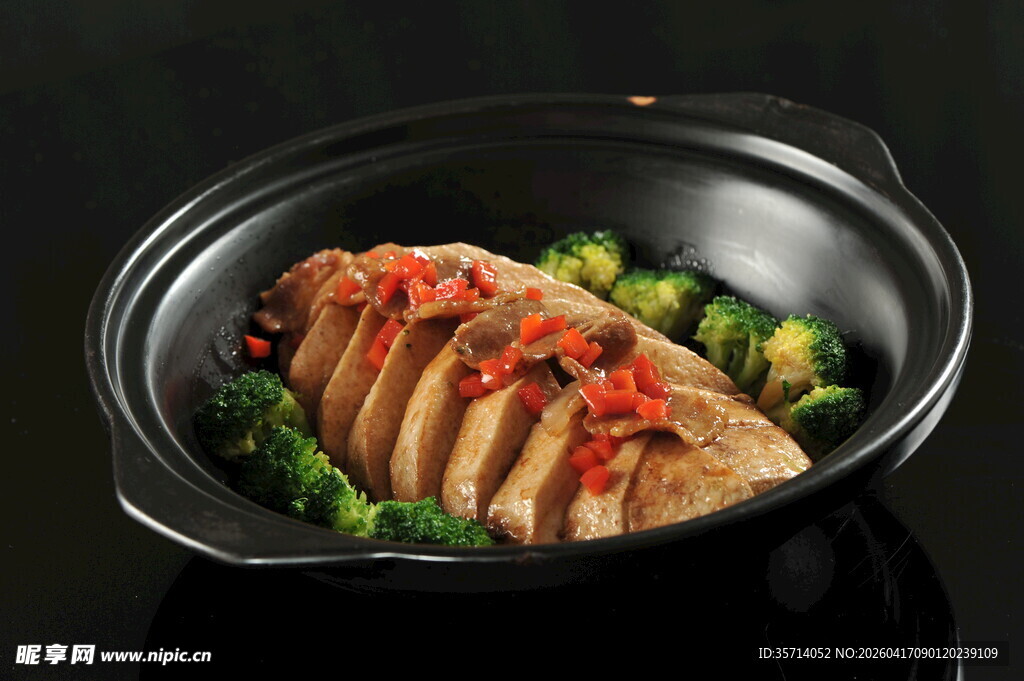 砂锅中的美味切片香芋