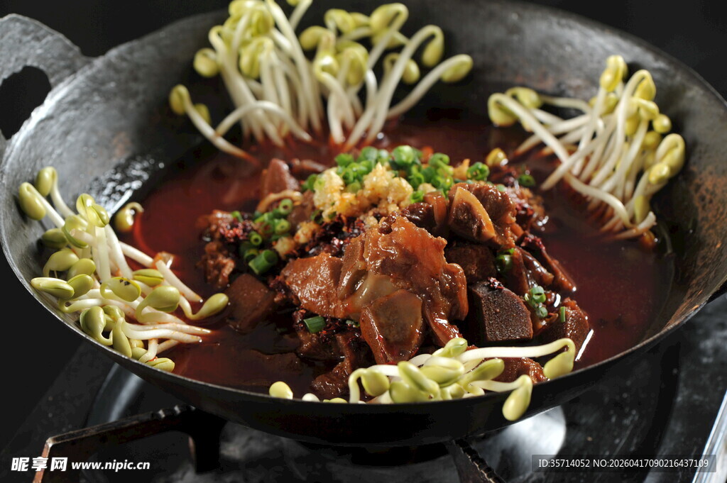 美味干锅菜品热气腾腾