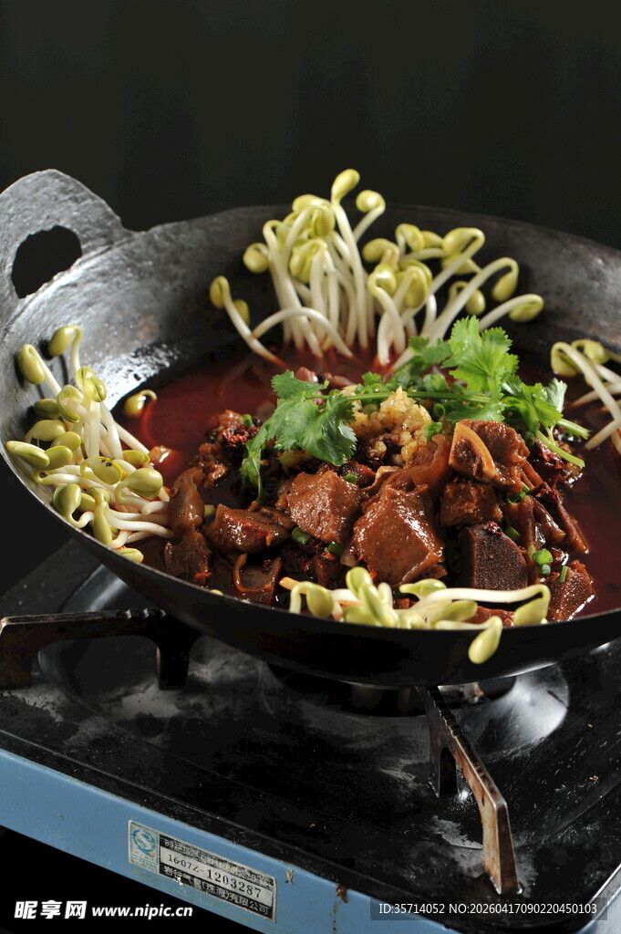 锅中美味豆芽炒肉