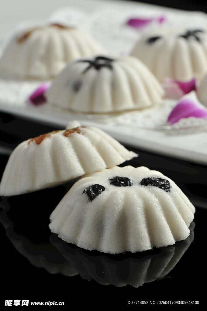 精致熊猫造型糕点