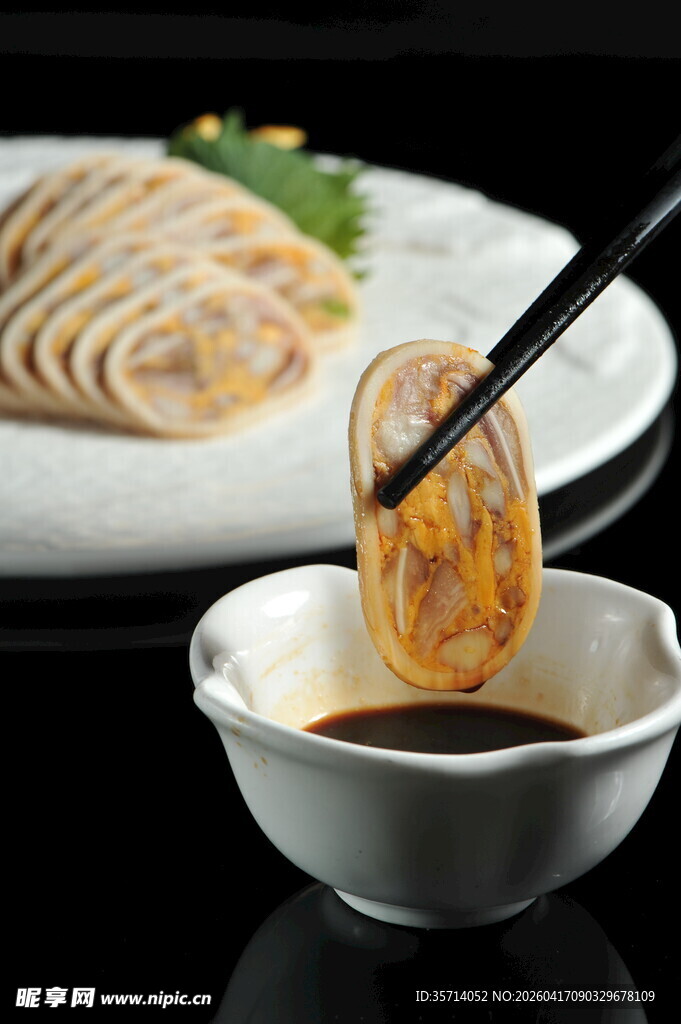 筷子夹起蘸料的美味凉皮