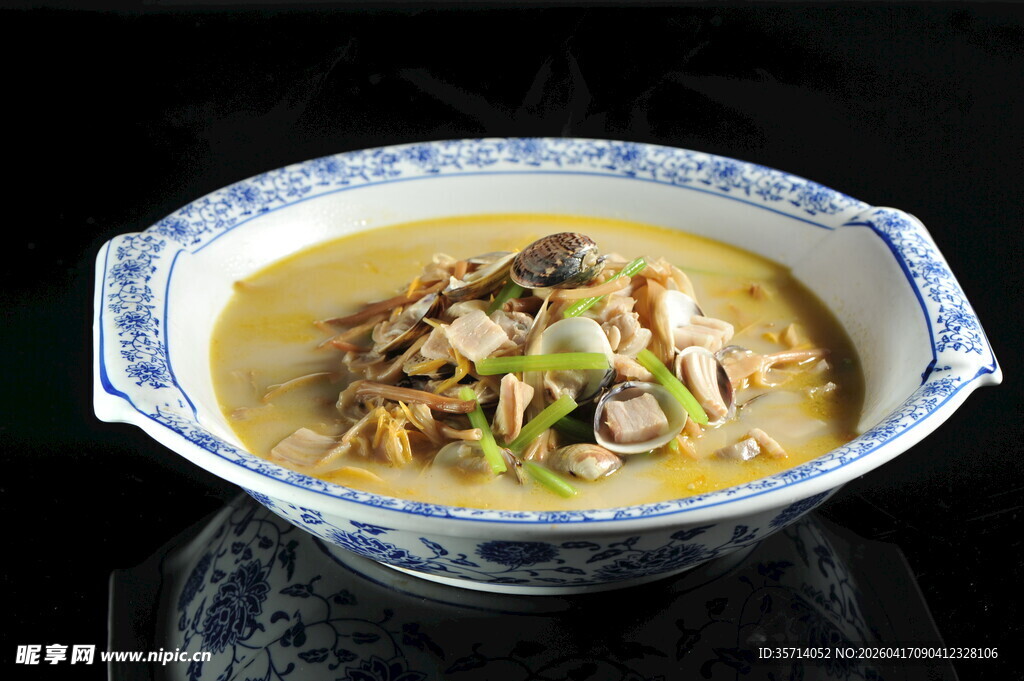 美味菌菇汤食材丰富诱人