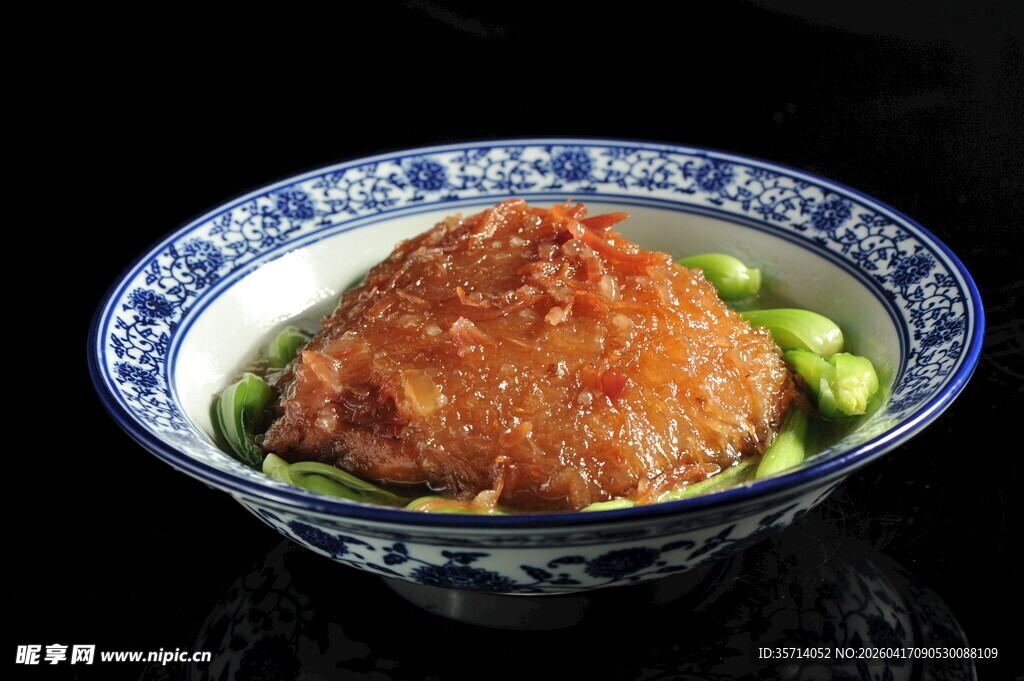 蓝白瓷碗中的美味狮子头