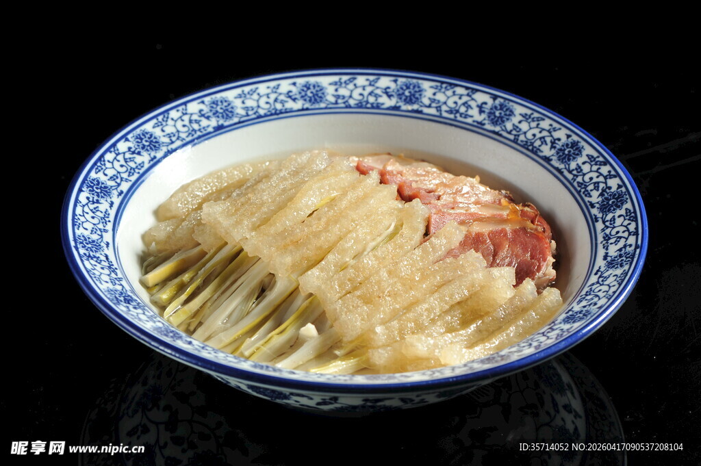 青花瓷碗中的美味佳肴