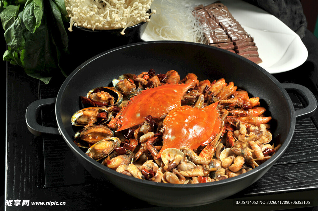 美味海鲜锅食材丰富诱人