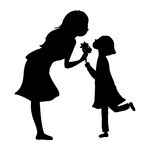 母女温馨互动剪影