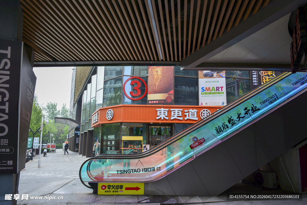 城市街头自动扶梯与商铺