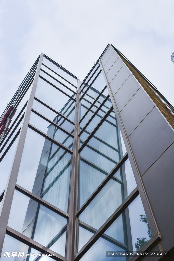现代玻璃幕墙高楼建筑